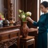 Một người mẫu trong tà áo dài Việt Nam truyền t...
