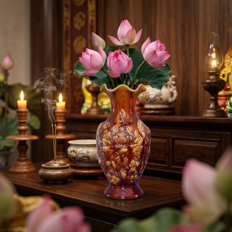 Ảnh cận cảnh góc nghiêng của chiếc lọ hoa gốm s... Ảnh cận cảnh góc nghiêng của chiếc lọ hoa gốm s...