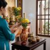 Góc chụp trung cảnh thể hiện một người mẫu tron...